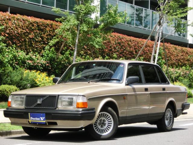 1992年　ボルボ　２４０セダン　Ｄ車　右Ｈ　ＶＯＬＶＯ創立６５周年記念モデル　ＣＬＡＳＳＩＣ　メッキモール仕様☆